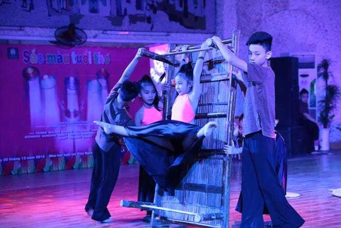 Sắc màu tuổi thơ