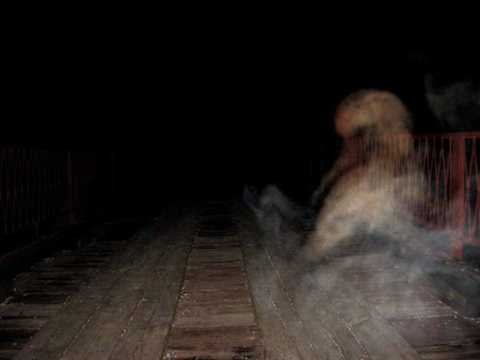 Quái vật người dê bắt cặp với bóng ma của một phụ nữ ở dòng sông phía Tây Nam 