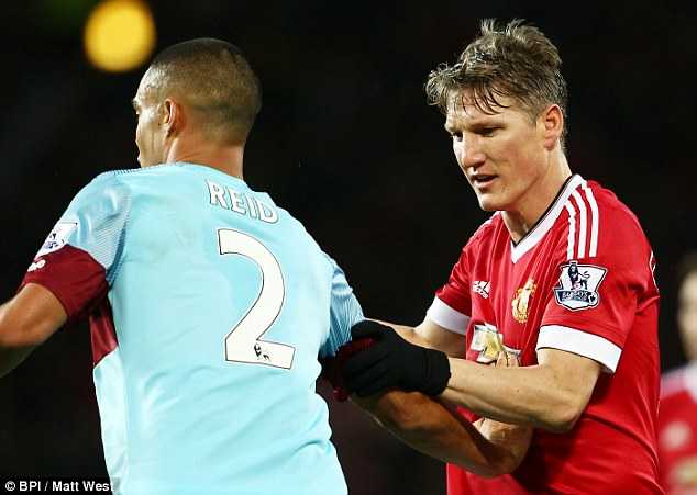 FA quyết định treo giò Schweinsteiger 3 trận