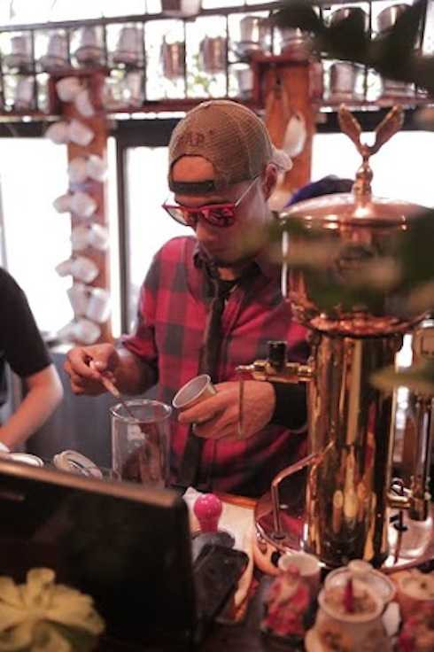 Phạm Anh Khoa tận tay pha cà phê cho các vị khách mời.