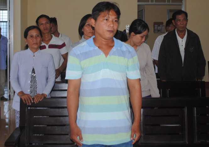 Trần Hồng Nguyên tại phiên tòa sơ thẩm đòi bồi thường oan sai khi nghe tuyên án (Ảnh: Tấn Thái)