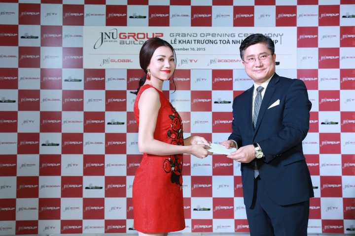 Cô vừa hợp tác với một công ty giải trí lớn của Hàn Quốc tại Việt Nam