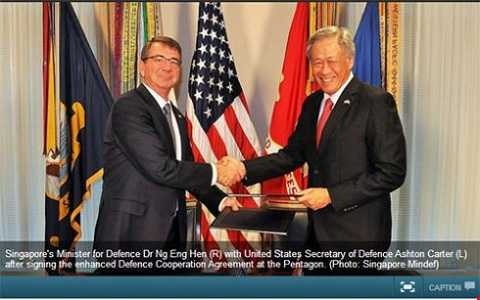 Bộ trưởng Quốc phòng Mỹ Ashton Carter và Bộ trưởng Quốc phòng Singapore Ng Eng Hen ký Thỏa thuận hợp tác quốc phòng