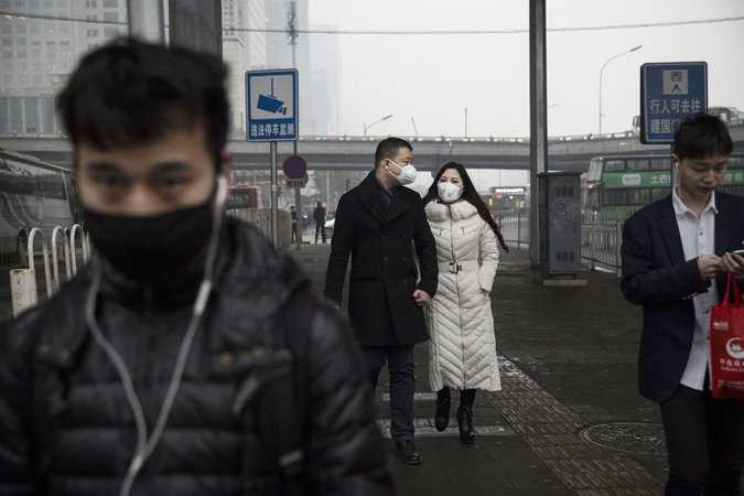 Mặt nạn, khẩu trang trở thành vật bất ly thân của nhiều người dân Trung Quốc khi ra đường