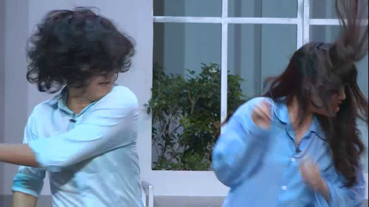 Trường Giang tát Nhã Phương trên sân khấu.