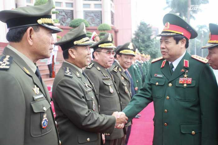 Đại tướng Phùng Quang Thanh gặp gỡ các đại biểu đoàn Campuchia - Ảnh: Hồng Pha