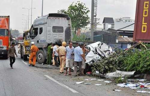 Ôtô 4 chỗ biến dạng sau tai nạn. Ảnh: Hải Hiếu