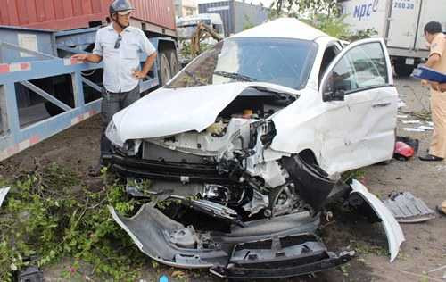 Hai cha con gào thét trong ôtô hư hỏng. Ảnh: Hải Hiếu