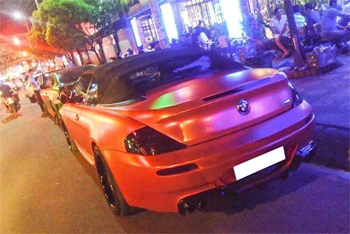 Ngoài ra còn có chiếc BMW M6 mui trần mới được độ lại nhiều chi tiết cùng dàn áo màu cam nhám.
