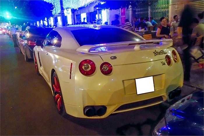 Nissan GTR độ pô titan cùng cặp vành đỏ