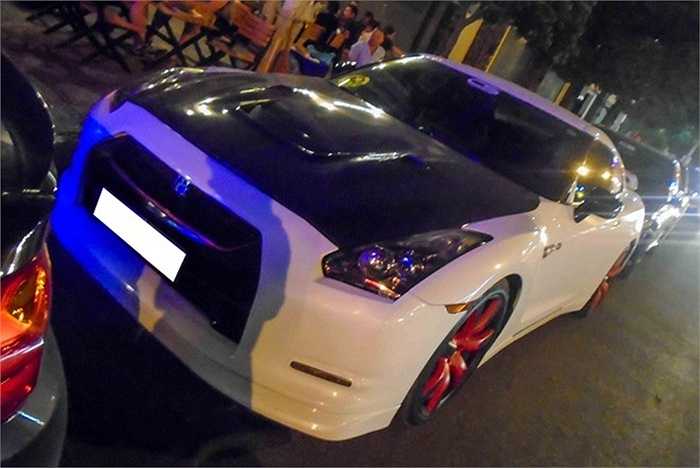 Nắp ca-pô được độ sợi carbon với những khe tản nhiệt lớn. GTR là dòng xe thể thao huyền thoại của Nhật Bản. Xe sử dụng động cơ V6, công suất 545 mã lực.