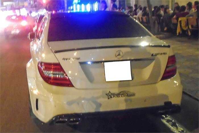 Và cuối cùng là Mercedes C300 được độ lại theo phong cách Black Series với vè rộng và ống xả AMG.