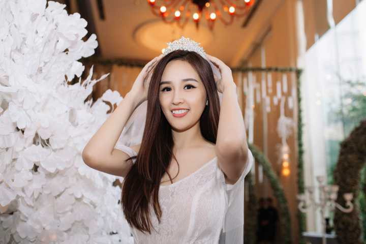 Vừa qua, Hoa hậu Mai Phương Thuý tham dự sự kiện triển lãm mang tên “Write your own Fairytale”, giới thiệu bộ sưu tập “Fairytale” của nhà thiết kế Phạm Đặng Anh Thư.