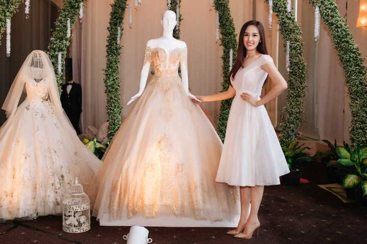 Vốn là một người đẹp cầu toàn về ngoại hình, Mai Phương Thuý chọn lựa kỹ lưỡng trang phục với sự hỗ trợ của chính nhà thiết kế Phạm Đặng Anh Thư để xuất hiện tại triển lãm.