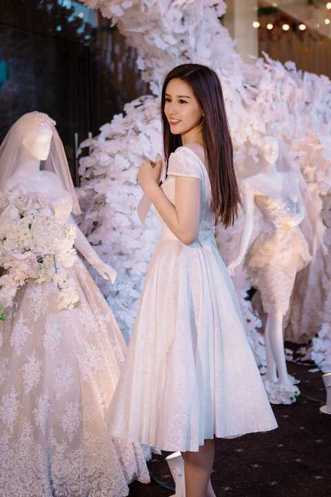 Tuy nhiên, Mai Phương Thuý quyết định đổi phong cách khác với sự sang trọng, quyến rũ quen thuộc. Cô được nhà thiết kế Phạm Đặng Anh Thư gợi ý chiếc váy trắng màu trắng tinh khôi, đi cùng điểm nhất khoét lưng cùng hoạ tiết nơ nhỏ xinh.