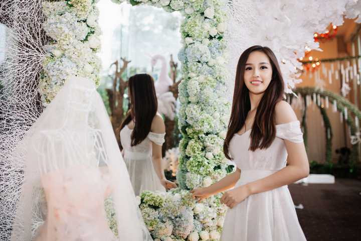 Tại sự kiện, Mai Phương Thuý thích thú ngắm nhìn những mẫu váy cưới lộng lẫy được trưng bày. Không gian triển lãm trưng bày được trang trí ngập tràn hoa lãng mạn và ánh sang lung linh giống khung cảnh trong những câu chuyện cổ tích.
