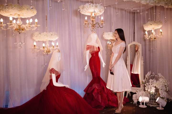 Không chỉ thăm quan, người đẹp cũng tinh nghịch đội thử một chiếc vương miện được trưng bày tại đây. Hoa hậu Việt Nam bày tỏ: “Những chiếc váy cưới ở đây khiến tôi phải xuýt xoa bởi sự phối hợp tinh xảo, đầy ngẫu hứng giữa ren hoa lãng mạn và pha lê lấp lánh”.