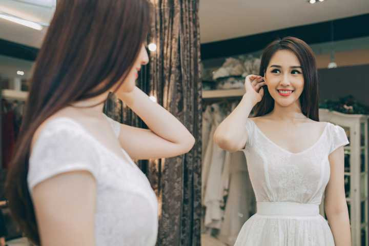 Sự kiện triển lãm mang tên “Write your own Fairytale” được tổ chức trong hai ngày 10 và 11/12 tại trung tâm White Palace và tôn vinh những mẫu thiết kế váy cưới tuyệt đẹp nằm trong bộ sưu tập “Fairytale” của nhà thiết kế Phạm Đặng Anh Thư.