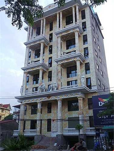 Ngôi biệt thự đá nằm tọa lạc tại số 537 trên đường Lạc Long Quân (quận Tây Hồ, Hà Nội). Chủ nhân của ngôi biệt thự là ông Vũ Văn Thảo (ông sinh ngày 28/2/1961). Ông sinh ra tại Xuân Đỉnh, Từ Liêm, Hà Nội, ông từng là Tổng giám đốc và Chủ tịch HĐQT Công ty Cổ phần Khai thác và Chế biến Khoáng sản Bắc Giang. Hiện nay, ông giữ chức vụ Tổng giám đốc Công ty Cổ phần Du lịch Hà Nội.