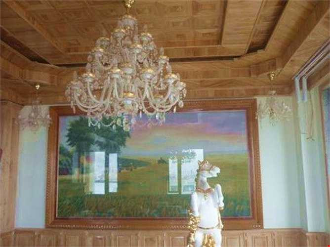 Ông Vũ Văn Thảo cho biết, ngôi nhà do một tay ông trình bày ý tưởng, thiết kế vì thế tổng trị giá chỉ hơn 50 tỷ đồng. Điều đặc biệt, ông là người am hiều các tài nguyên đá nên tìm mua được với giá không hề đắt nhưng sang trọng và rất đẹp. Ngôi biệt thự gồm tám tầng được ốp đá hoàn toàn nhập từ Pakistan với thiết kế gồm 20 cột nổi phía trước.