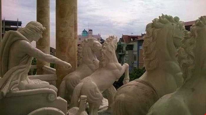 Ngôi biệt thự độc đáo gồm tám tầng và một tầng hầm với hình dáng bên ngoài của các kiến trúc Hi Lạp cổ xưa làm cảm hứng thiết kế, lấy bốn cột làm tứ trụ phía trước, hai bức tượng trong thần thoại Hy Lạp bằng đá nguyên khối và bức tượng cỗ xe của thần mặt trời gồm bốn con ngựa bằng đá cẩm thạch trắng tạo điểm nhấn. Mỗi bức tượng trong ngôi nhà cao hơn hai mét, nặng hơn một tấn, được chở từ một ngôi làng chuyên tạc tượng ở Ngũ Hành Sơn (Đà Nẵng). Theo chủ nhà, bốn con ngựa bằng đá với giá trị gầ