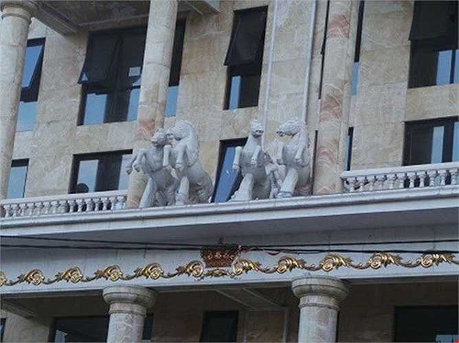 Ngôi biệt thự đá này hiện nay chỉ còn khoàng vài tháng nữa sẽ hoàn thành, về phần bên ngoài xem như đã hoàn thiện. Bên trong biệt thự chỉ còn hoàn thiện hệ thống điện, đánh bóng lại ngôi nhà nữa là xong.