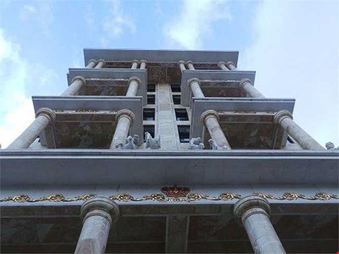 Ngôi biệt thự sau khi hoàn thiện sẽ thể hiện được cái dáng vẽ uy nghi mà vốn có như ông chủ này từng mong muốn bởi những biểu tượng uy quyền được ông thể hiện rõ ra bên ngoài. Đặc biệt, điểm nhấn của toà nhà là hai bức tượng thần trong thần thoại Hy Lạp bằng đá nguyên khối và bức tượng cỗ xe của thần mặt trời gồm 4 con ngựa bằng đá.