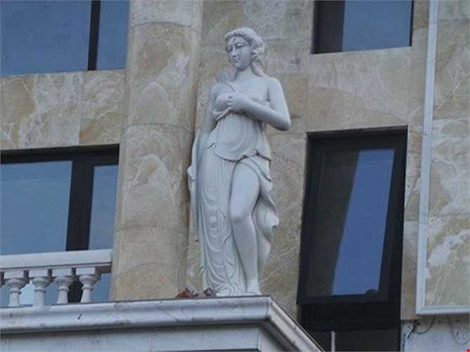 Theo nhiều người dân xung quanh cho biết, ngôi nhà ông thiết kế sỡ dĩ có bốn con ngựa là vì ông quan niệm đó là những con vật có khả năng trấn ải cực tốt, giữ được trong ấm ngoài êm. Đây cũng là phong thủy được ông vận dụng cho ngôi nhà của mình vừa thể hiện uy quyền vừa mong muốn sự phóng khoáng, sức dẻo dại của Ngựa để tạo sự khỏe khoắn cho gia chủ, sự nghiệp càng phát triển thuận lợi kéo dài.