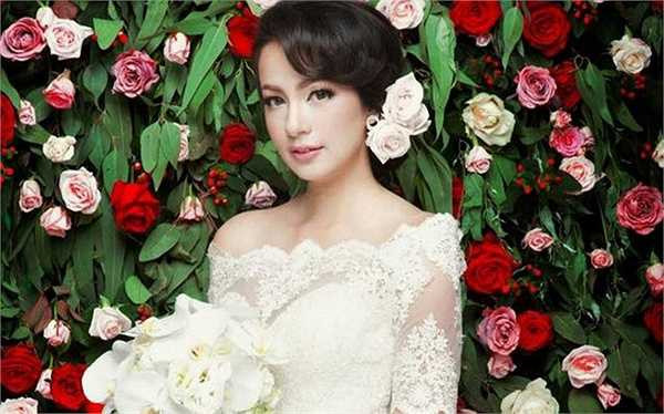 Trước đó vào tháng 12.2013, một bài báo tựa đề 'Siêu mẫu Ngọc Thúy chửi mắng, đuổi bố mẹ ra khỏi nhà' đã gây xôn xao dư luận với những chi tiết cho rằng Ngọc Thúy đuổi cha mẹ, cặp kè người nổi tiếng, không chăm sóc con cái, dùng chất gây nghiện...