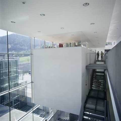 Trung tâm Công lý (Justice Center), Áo thực chất là một nhà tù có sức chứa khoảng hơn 200 tù nhân và được thiết kế bởi kiến trúc sư nổi tiếng Josef Hohensing. Nơi này thực sự là một tác phẩm nghệ thuật với các đường nét kiến trúc tuyệt vời. Tuy nhiên, tù nhân ở đây cũng nhiều lần phá hỏng cảnh quan và phải bồi thường khá nhiều tiền