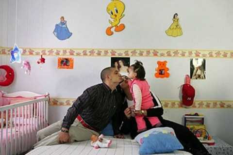 Nhà tù Aranjuez, Tây Ban Nha cho phép cả gia đình của tù nhân có thể ở lại tại các xà lim đặc biệt được trang trí như một công viên Disney thực sự. Trẻ em được ở lại đây đến năm 3 tuổi. Ngoài ra, tại Aranjuez, người ta còn trang bị thêm siêu thị và những lớp học may cho tù nhân