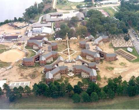 Nhà tù Montgomery, Alabama được xây dựng trên một căn cũ của Không quân Mỹ ở Alabama. Tù nhân ở đây được đề nghị tham gia các khóa học nghề đặc biệt được thiết kế bởi những giảng viên của trường Đại học Troy nổi tiếng