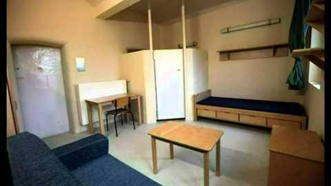 Nhà tù Pondok Bambu, Indonesia là nhà tù dành cho các nữ tù nhân và chủ yếu là có liên quan đến việc buôn bán ma túy. Ở đây, các nữ tù có nơi cai nghiện miễn phí và bên cạnh đó là các dịch vụ chỉ dành riêng cho họ như thẩm mỹ viện (chi phí tính riêng) và cả những nhà hát Karaoke hấp dẫn