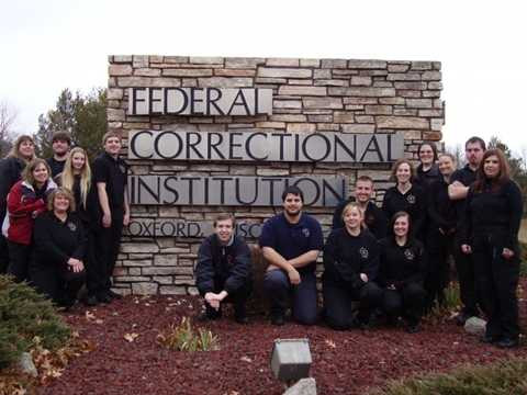 Oxford Federal Correctional Institution là một nhà tù với khoảng 1000 phạm nhân những được cơ cấu, thiết kế như một khu học đường. Phạm nhân được học về các khóa học giảm stress, tăng cường sức khỏe, ẩm thực hay aerobics