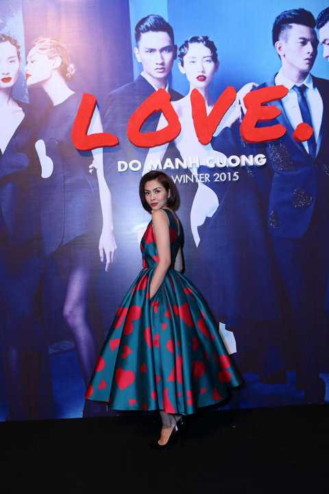 Hà Tăng đã có mặt tại Hà Nội để ủng hộ cho show diễn thời trang mang tên Love của NTK Đỗ Mạnh Cường