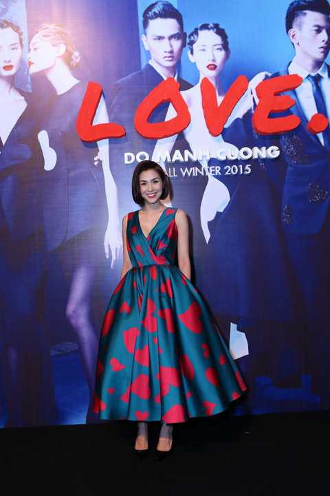 Cô chọn cho mình một thiết kế cổ diển với hoạ tiết trái tim đỏ của Đỗ Mạnh Cường