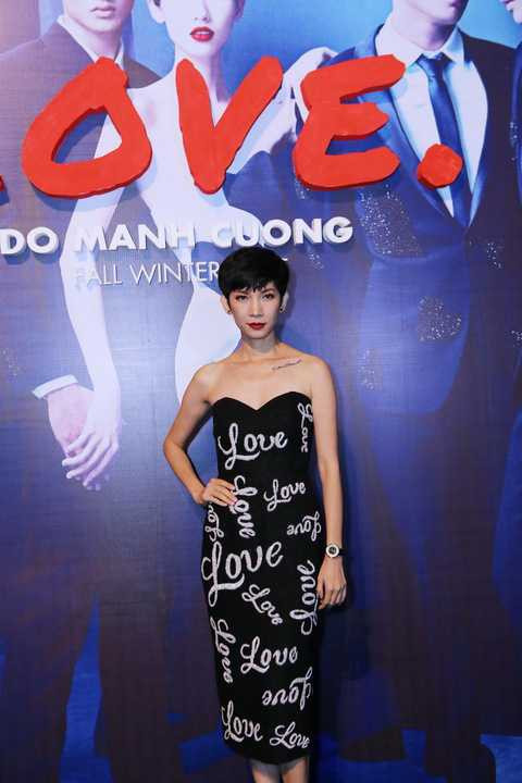 Xuân Lan chọn cho mình bộ đầm cúp ngực màu đen với hoạ tiết Love