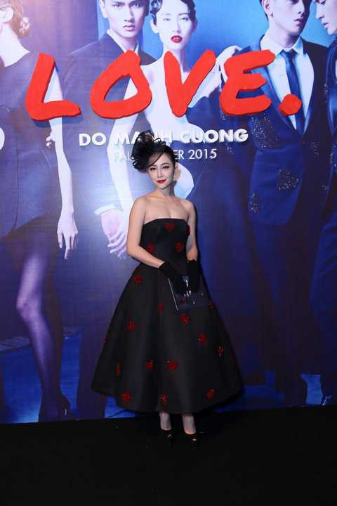 Linh Nga khoe vẻ đẹp yêu kiều, quý phái với tông màu đen