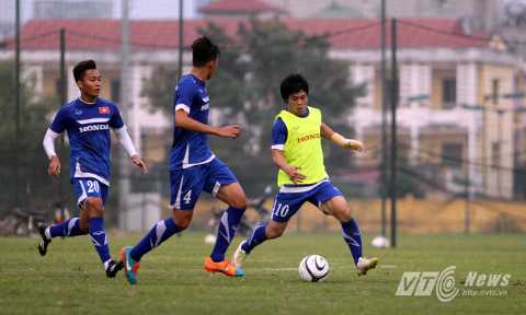 Công Phượng gặp khó khăn về lực sút với bàn tay trái bị bó bột