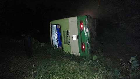 Xe buýt lao xuống ruộng, lật nghiêng - Ảnh: N.TRẦN Xe buýt lao xuống ruộng, lật nghiêng - Ảnh: N.TRẦN