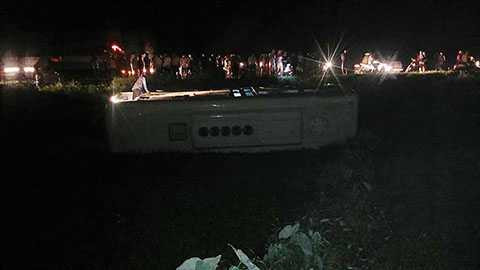 Đưa người bị thương ra khỏi xe để cấp cứu - Ảnh: N.TRẦN Đưa người bị thương ra khỏi xe để cấp cứu - Ảnh: N.TRẦN