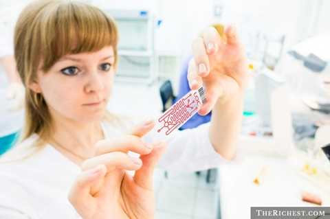 Kỹ sư sinh hóa là những người luôn làm việc hết sức chăm chỉ để tạo ra các tiến bộ mới về các loại thuốc đặc trị giúp con người có thể sống sót qua nhiều bệnh dịch hơn. Tuy nhiên, để có thể làm việc hiệu quả, họ luôn luôn phải cập nhật những kiến thức mới và sự biến đổi không ngừng của các loại virus