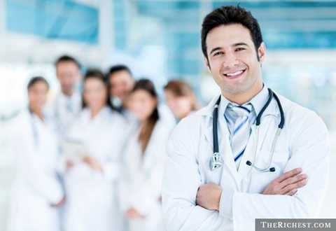 Bác sĩ. Tất nhiên rồi. Ngành Y khoa chính là môi trường khắc nghiệt nhất cho những sinh viên theo học. Ít nhất một bác sĩ phải traỉ qua 7 năm học tập vất vả. Ngoài ra, các bệnh dịch luôn luôn thay đổi và các bác sĩ cần phải học tập liên tục để theo kịp đà thay đổi này