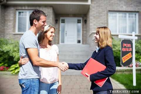 Người buôn bất động sản. Để có thể trở thành một nhà buôn bán bất động sản chuyên nghiệp ở Mỹ, người ta cần khá nhiều kinh nghiệm làm việc, nghiên cứu thị trường và đặc biệt là một khoảng thời gian đèn sách để có được một chứng chỉ hành nghề chuyên nghiệp