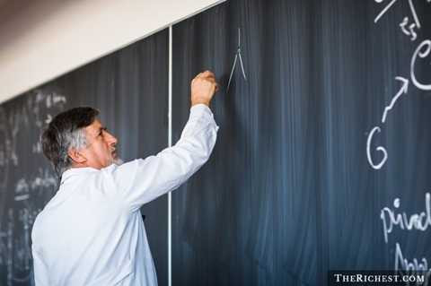 Giảng viên đại học. Tất nhiên ngành cần nhiều kiến thức nhất chính là ngành <a href='https://vtcnews.vn/giao-duc.538.0.html' >giáo dục</a>. Những giảng viên đại học hiện tại không đơn thuần chỉ là người cung cấp những kiến thức trong sách vở mà còn là những người hiểu biết kinh nghiệm thực tế để có thể giúp học viên hiểu sâu và áp dụng những gì học được vào công việc của mình