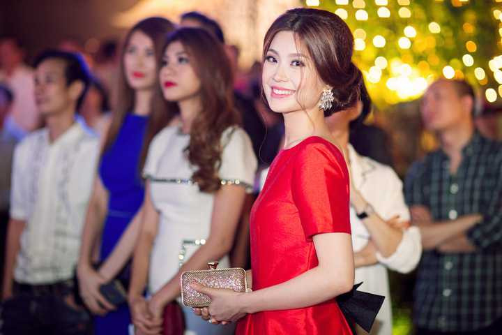 Hiện tại cô khá bận rộn với công việc cá nhân để chuẩn bị cho ngày hạnh phúc nhất.