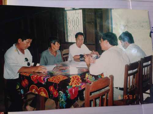 Nhóm nhà báo tìm gặp nhân chứng Chín Chè năm 2005. Ảnh tư liệu Nhóm nhà báo tìm gặp nhân chứng Chín Chè năm 2005. Ảnh tư liệu