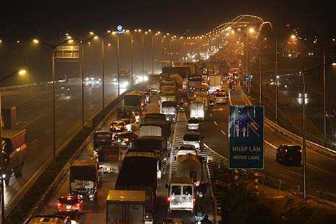 Cầu Thanh Trì ùn tắc nghiêm trọng do tai nạn giao thông Cầu Thanh Trì ùn tắc nghiêm trọng do tai nạn giao thông