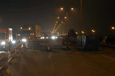 Tài xế xe tải cho biết, khi đi ngang qua khu vực sửa chữa trên cầu Thanh Trì, xe ôtô con đã vượt phải dẫn đến va chạm giao thông Tài xế xe tải cho biết, khi đi ngang qua khu vực sửa chữa trên cầu Thanh Trì, xe ôtô con đã vượt phải dẫn đến va chạm giao thông