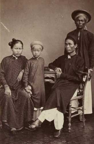 Cậu Hai Miêng lúc nhỏ với cha mẹ